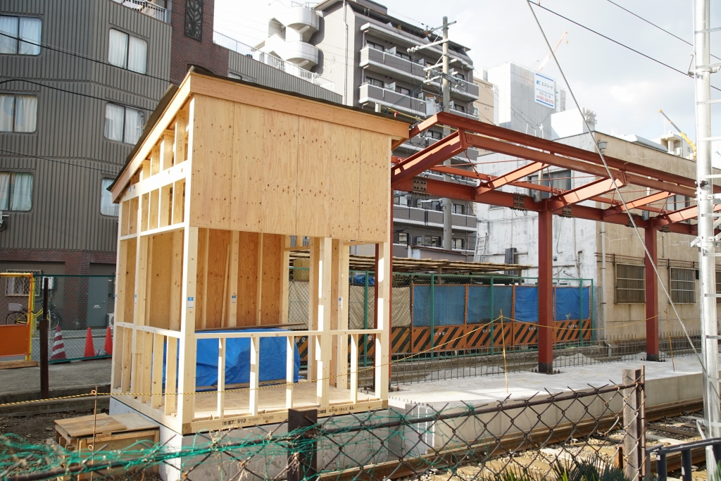 【阪堺】恵美須町駅、新ホームに屋根の取り付けが始まる…