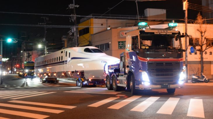 新幹線の新車「N700S系（J24編成）」が大阪市内を陸送される