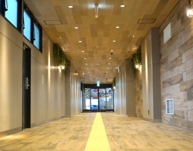 【南海】新今宮駅の通路、美しくリニューアル完了！