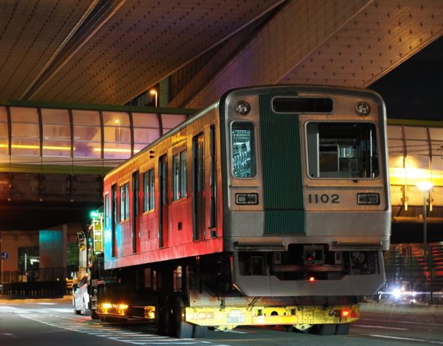 【京都地下鉄】3本目となる10系02編成が廃車搬出、陸送される
