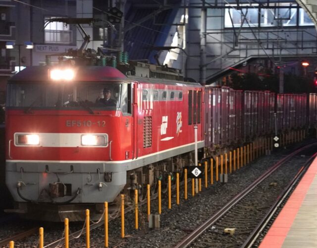 米専用列車「全農号」が大阪・百済貨物ターミナル駅へ到着